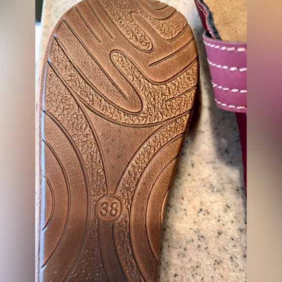 Spring Step Red Mules with Embroidered Design - Picture 3 of 4